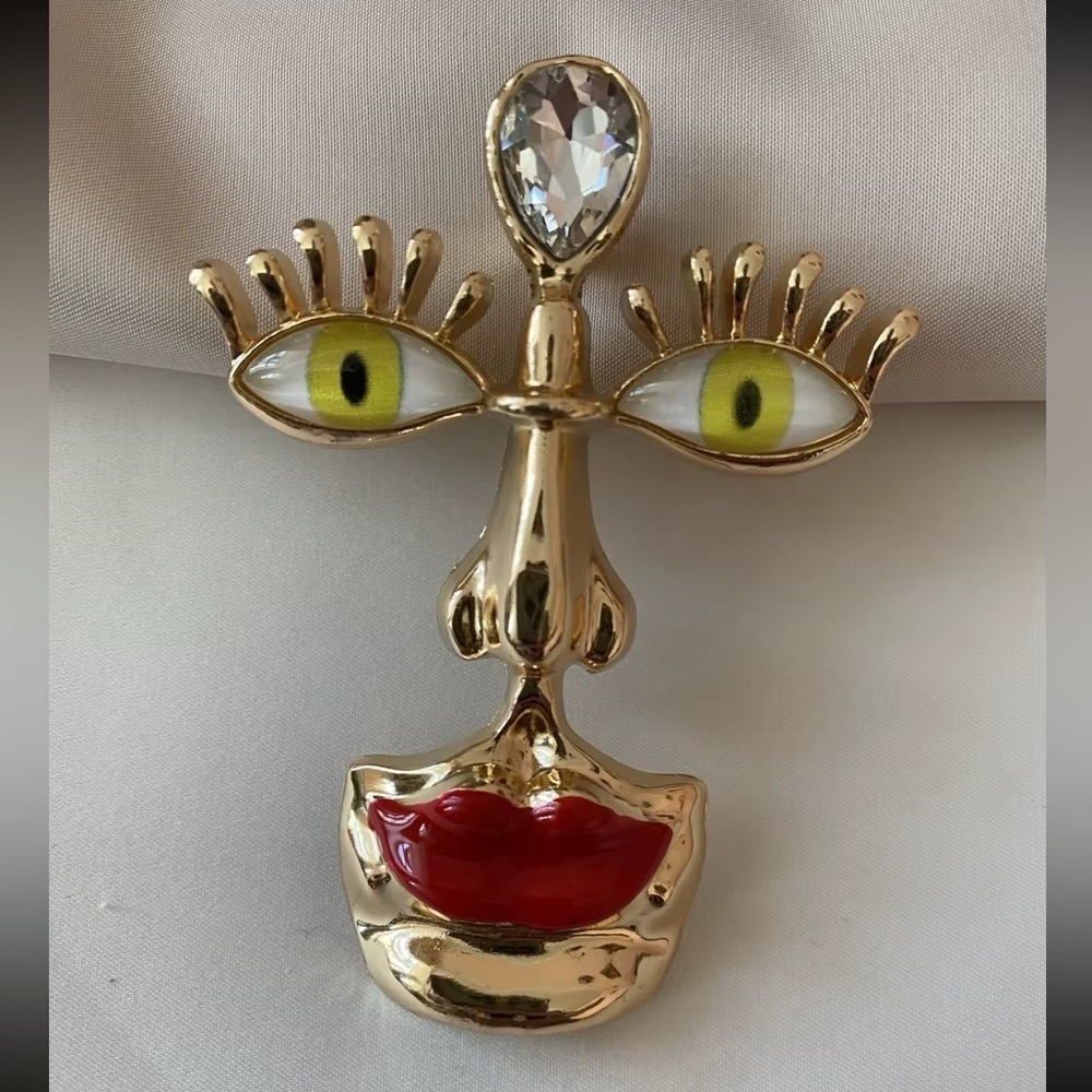 Abstract Face Brooch with Red Lips and Yellow Eyes - Picture 11 of 11
